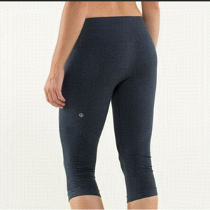 Lululemon heathered deep coal (charcoal gray) in the flow crops size 4